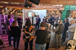 Burgemeester maakt handen vuil aan opening PRUT expositie bij Museum BroekerVeiling