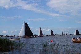 Veel publieke belangstelling SKS skûtsjesilen Langwarder Wielen