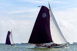 Honderden kinderen bezoeken skûtsjes Dokkum