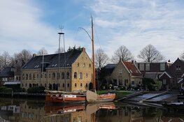 Honderden kinderen bezoeken skûtsjes Dokkum