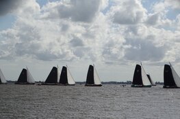 Lemmer wint skûtsjesilen bij Terherne op het Sneekermeer