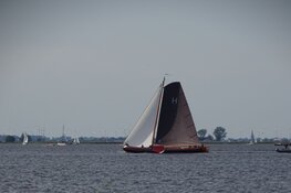 Skûtsje van Grou wint op Heegermeer bij Woudsend