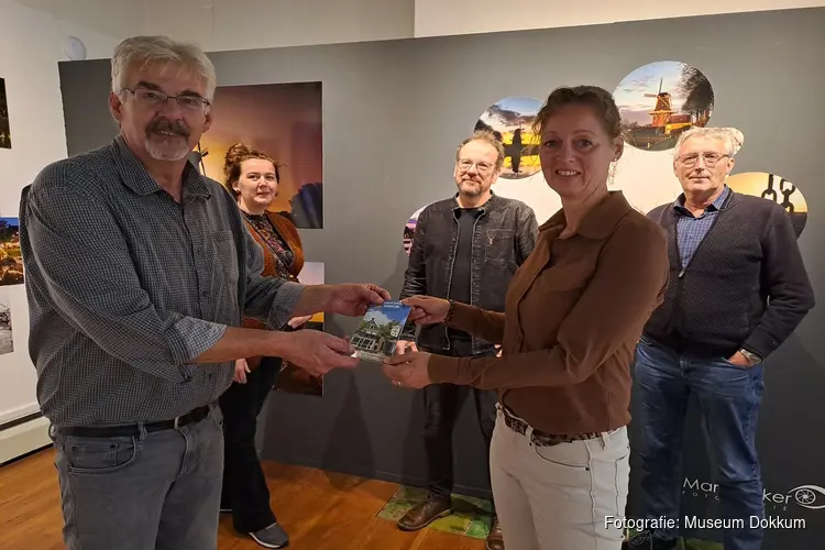Dokkumer huisnamenwandeling overhandigt aan wethouder Jouta