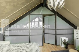 Alle drie deuren in woonkamer van staal!