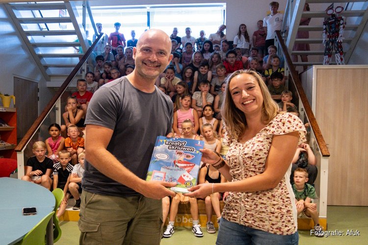 Eerste exemplaar nieuwe lesboekjes 'Skriuw- en Staveringsline' uitgereikt op basisschool IBS 't Pompeblêd in De Westereen
