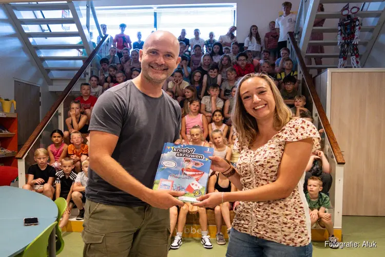 Eerste exemplaar nieuwe lesboekjes 'Skriuw- en Staveringsline' uitgereikt op basisschool IBS 't Pompeblêd in De Westereen