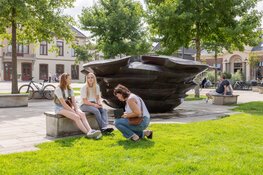 Vriendinnen vertellen over de IJsfontein in Dokkum