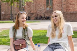 Vriendinnen vertellen over de IJsfontein in Dokkum