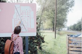 Nieuwe informatiepanelen brengen geschiedenis Dockumer Lokaeltsje tot leven