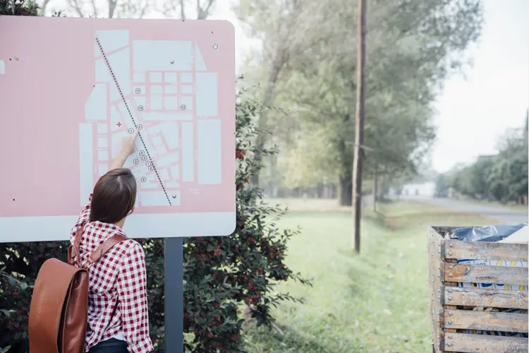 Nieuwe informatiepanelen brengen geschiedenis Dockumer Lokaeltsje tot leven