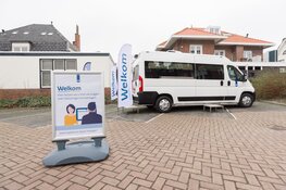 Hulp in mobiel steunpunt Belastingdienst bij Leger des Heils Dokkum