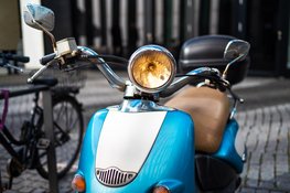 Bijzondere bromfietsen met kenteken Friese wegen op